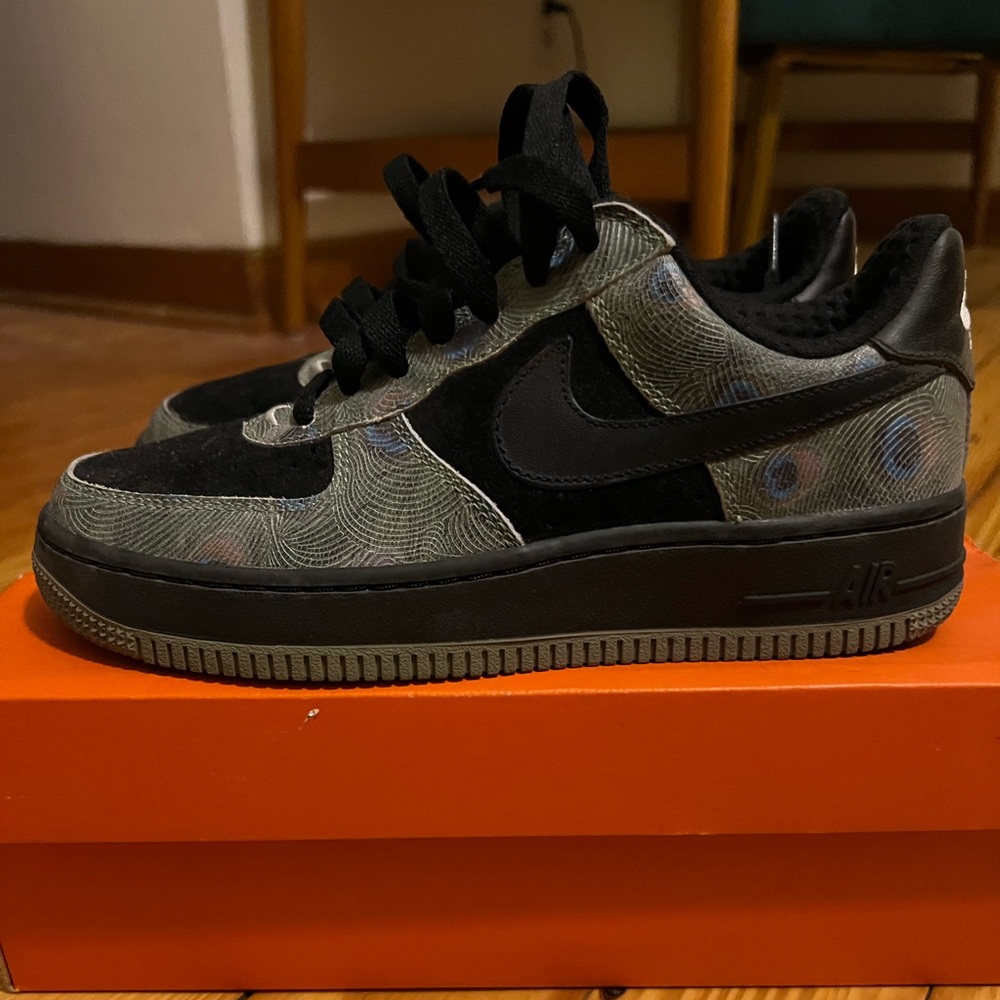 Nike Black and Gray Patterned Sneakers